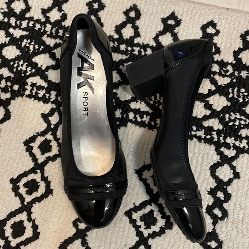 AK Sport black pumps